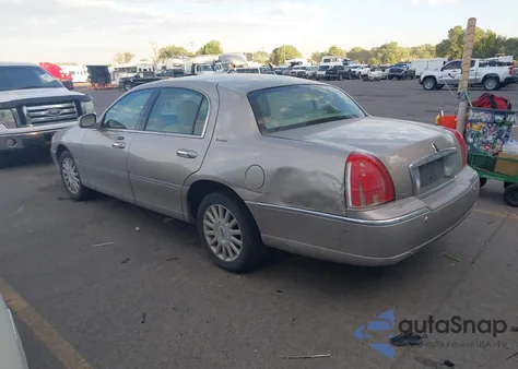 2003 Lincoln Town Car Signature from USA, damaged, VIN 1LNHM82W93Y696835